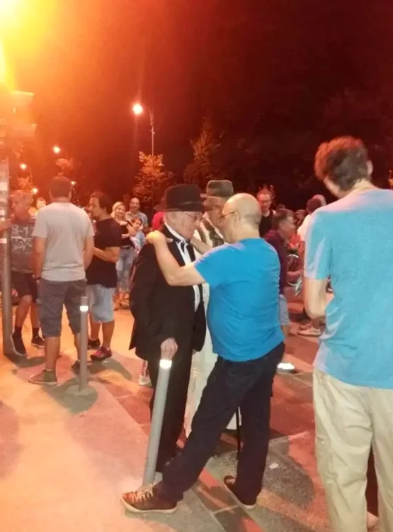 Mihai și Tom Șora, august 2019, Piața Victoriei București. Foto: Petre M. Iancu