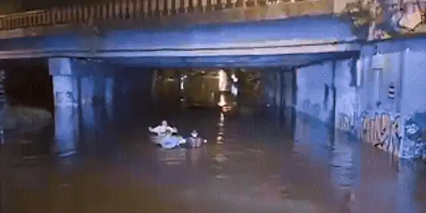 pasaj inundat pompieri inoata gif