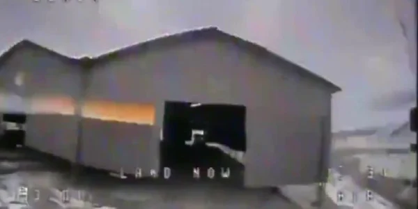 Imagini cu blindate rusești distruse după un atac ucrainean cu dronă FPV  Foto Captură video X (Twitter) jpg