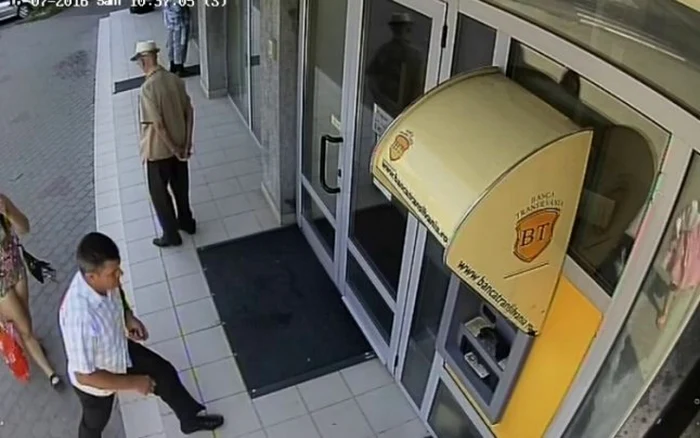 Militarul a luat banii pe care i-a găsit în bancomat şi a plecat