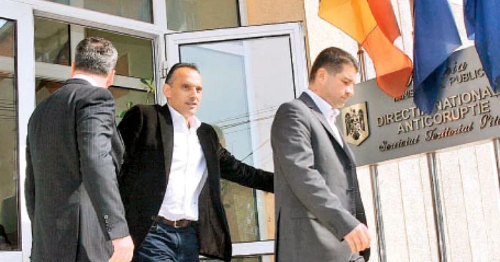 Prunea (centru) a trăit clipe de groază la sediul DNA din Piteşti