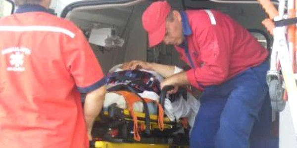 O ambulanţă l-a transportat pe şofer la spital