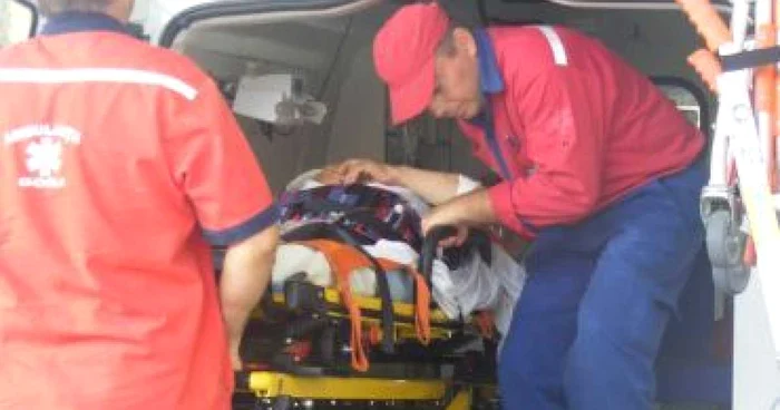 O ambulanţă l-a transportat pe şofer la spital