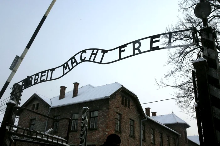 
    Semnul "Arbeit Macht Frei" a rămas în istorie ca unul dintre simbolurile ororilor făcute de nazişti (Foto: EPA)  