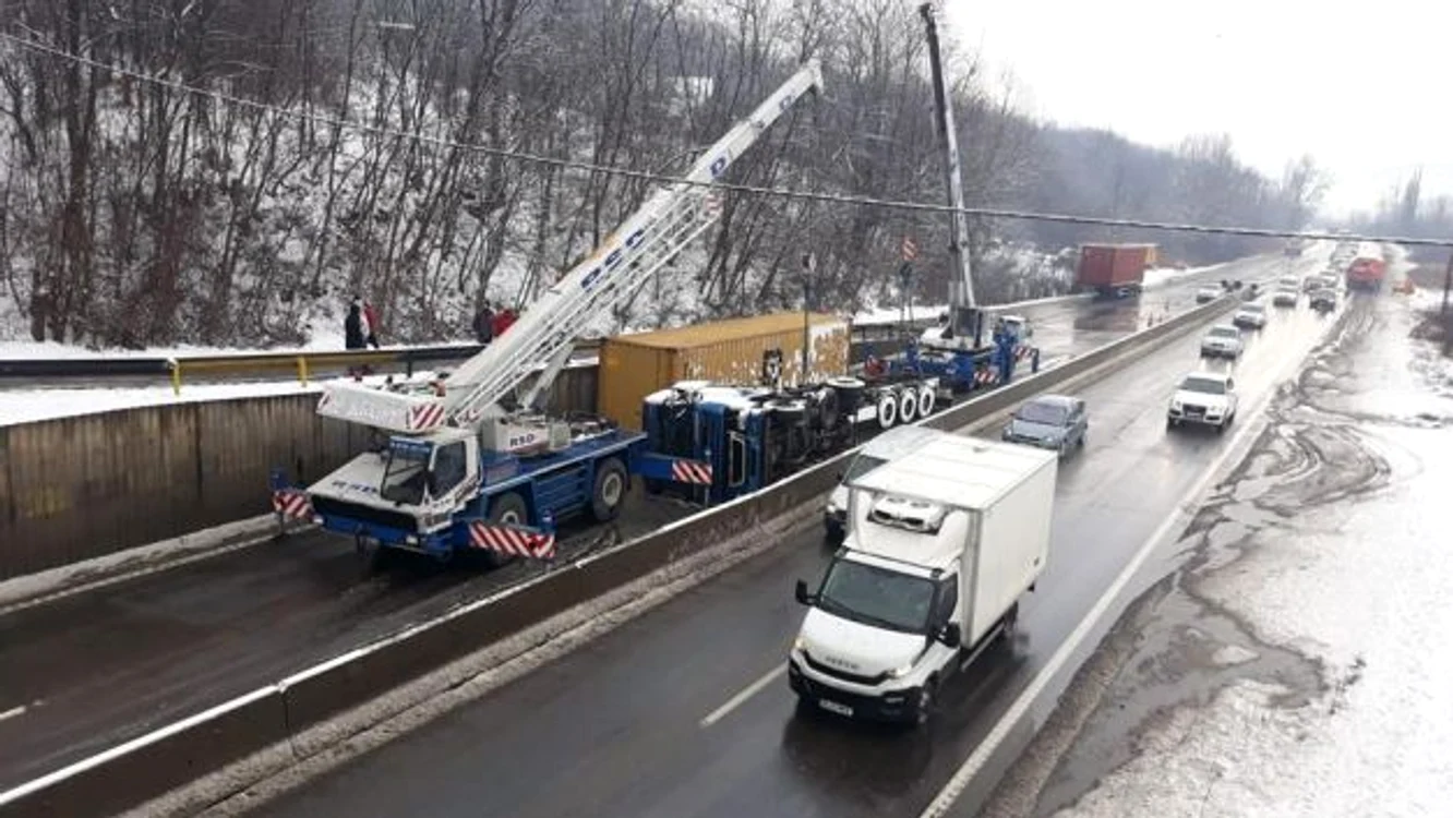 TIR-ul răsturnat era încărcat cu biciclete FOTO Arhivă Adevărul