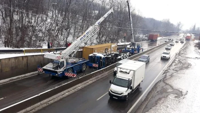 TIR-ul răsturnat era încărcat cu biciclete FOTO Arhivă Adevărul