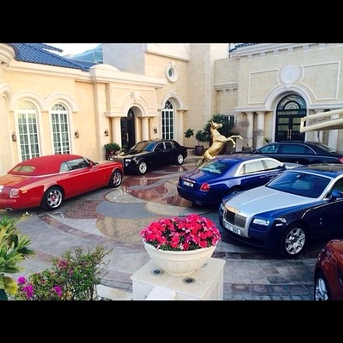 Unele maşini pe care le deţine familia tânărului