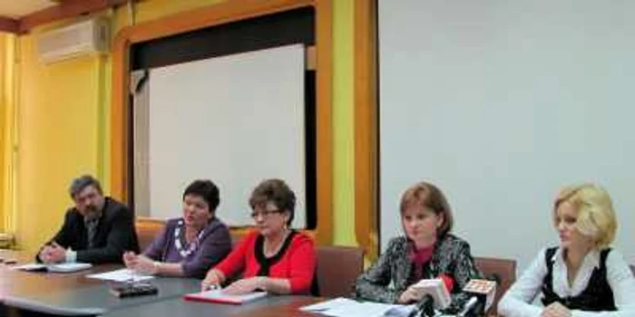 Membrii comisiei judeţene de înscriere au susţinut azi o conferinţă de presă