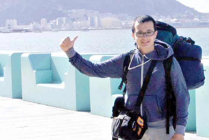 Tovarăș de drum îi  este Colomb, rucsacul  din care nu-i lipsesc  hainele, trusa de  igienă, fularul clubului CF  Barcelona şi laptopul (Fotografii: facebook)