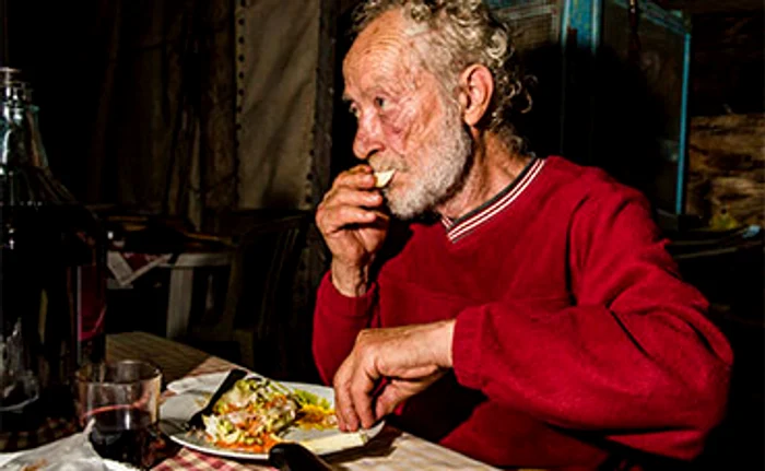 Mănâncă pe săturate din ceea ce îi dăruieşte marea