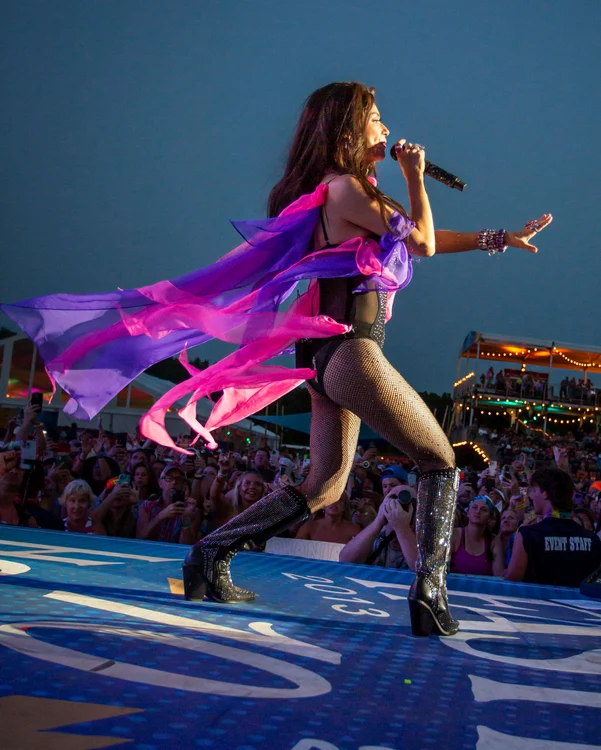 Shania Twain, într-o ținută formată din corset și chiloți, la Festivalul Faster Horses. Iulie 2023