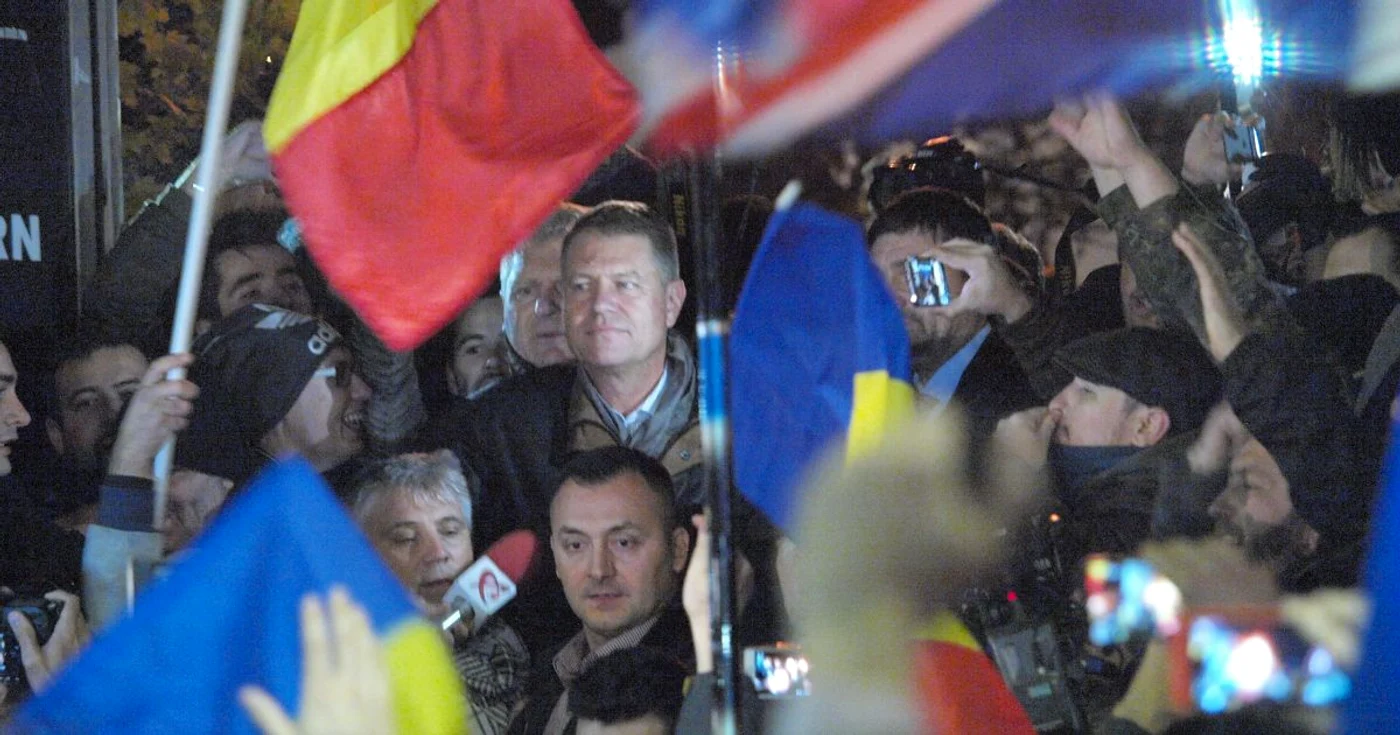 Klaus Iohannis, în mulţimea din Piaţa Universităţii, duminică seară, după anunţarea rezultatelor