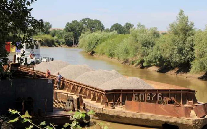 Barja încărcată cu nisip a acostat la Cantemir Foto: Ministerul Transporturilor