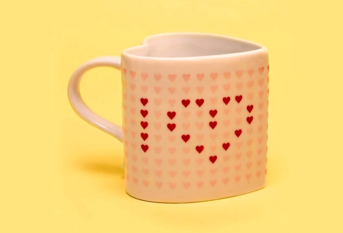 Printre frumoasele cadouri de Valentine’s Day pentru ea poate fi această cană