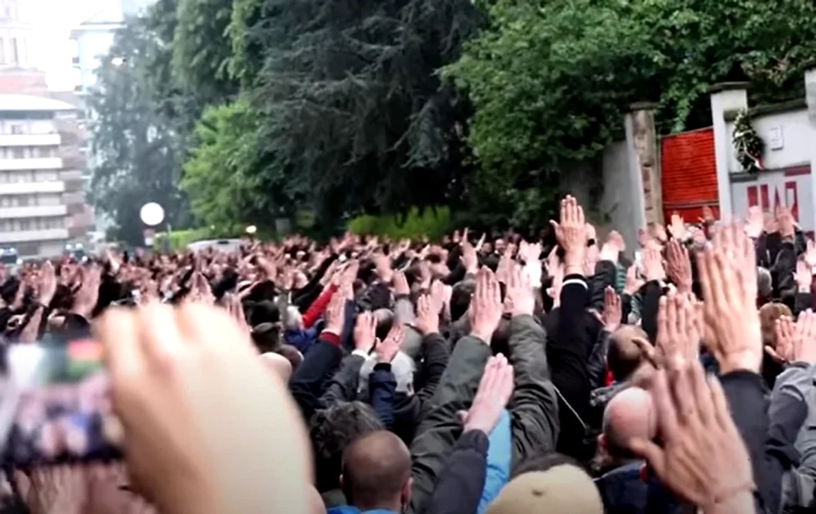 Salutul roman a fost preluat şi popularizat de fascişti în prima parte a secolului XX Captură YouTub