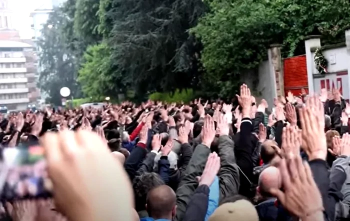 Salutul roman a fost preluat şi popularizat de fascişti în prima parte a secolului XX Captură YouTub