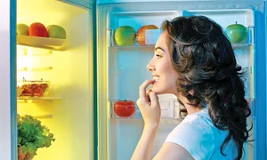 femeie frigider 0 jpeg