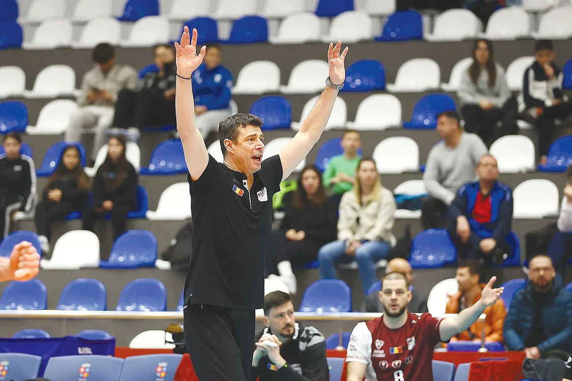 3 martie 2024. Antrenorul poate  zâmbi din nou, după  o victorie istorică. FOTO: Marius Ionescu