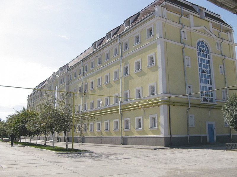 Un criminal cu pedeapsă infimă vrea în libertate, deși nu a plătit nimic din datoria de sute de mii de lei