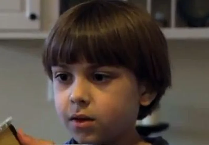 
    Joshua este hrănit doar cu mâncare pentru bebeluşi  