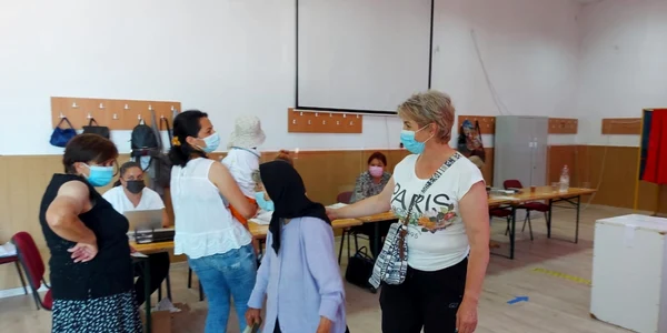 votanţi la alegerile locale parţiale într-o secţie de vot din deveselu olt