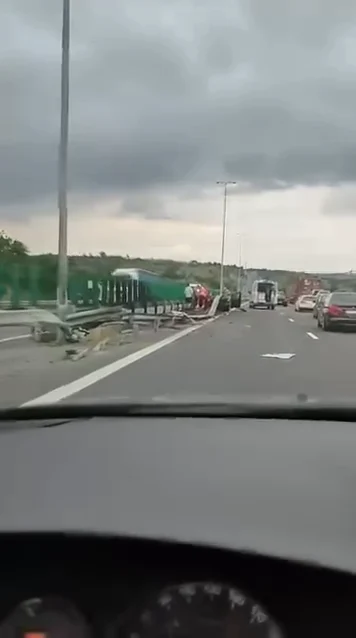 Accident cumplit pe Autostrada Soarelui: patru răniți după ce un autoturism a lovit glisiera mediană și a rămas blocat pe șosea
