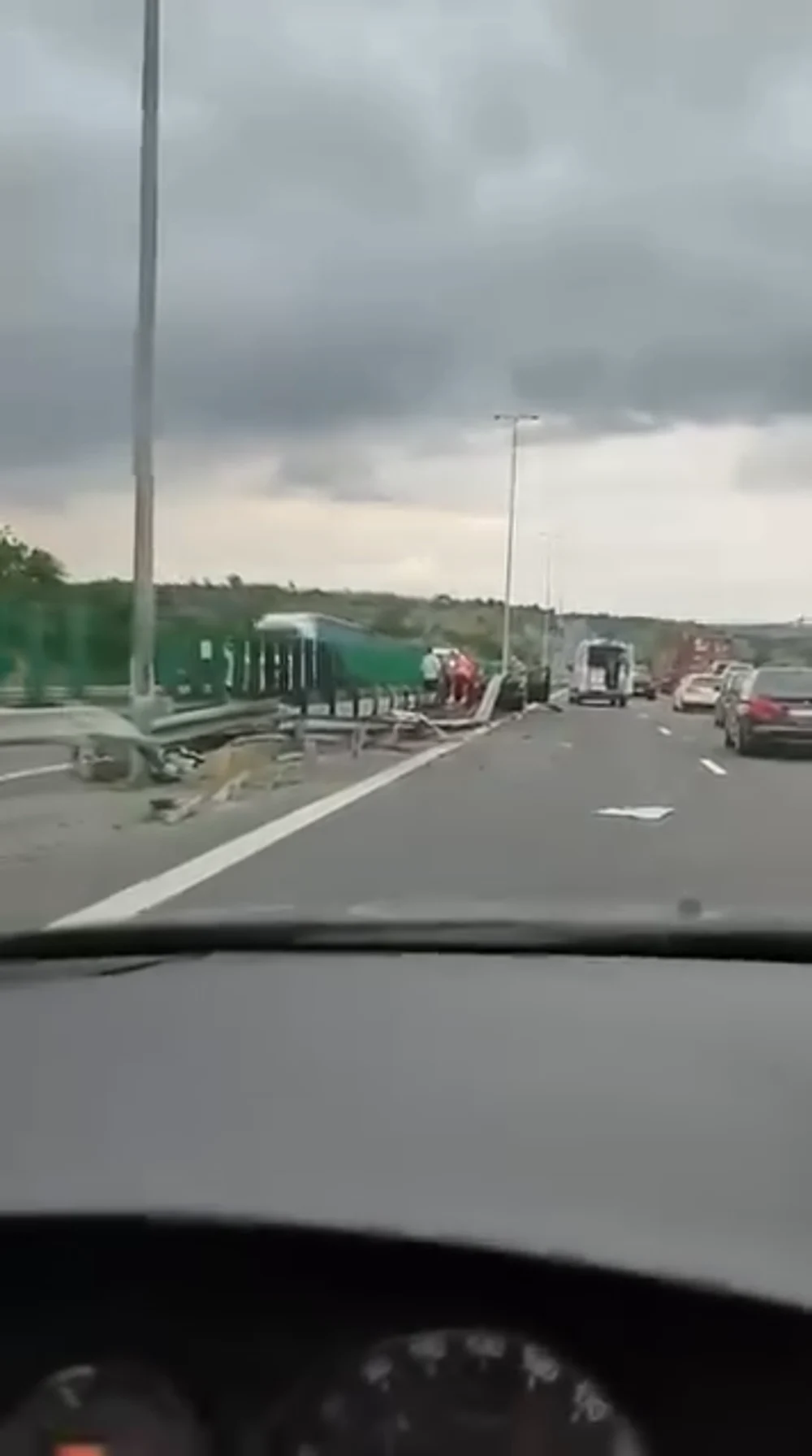 Accident cumplit pe Autostrada Soarelui: patru răniți după ce un autoturism a lovit glisiera mediană și a rămas blocat pe șosea