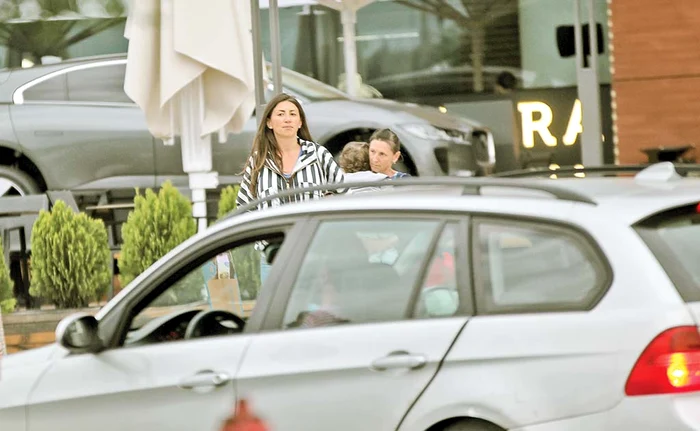 
    Bona ţine copilul, pentru că Diana  are mâinile pline de sacoşe  