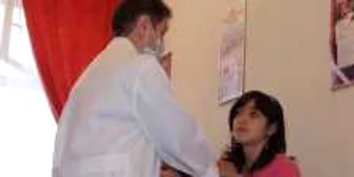 Medicul şcolar consultă o adolescentă cu probleme de sănătate