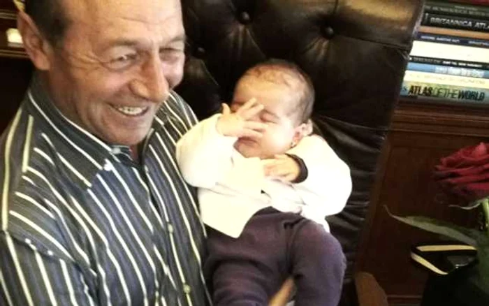 Preşedintele Traian Băsescu, alături de nepoţica Sofia Anais FOTO Facebook