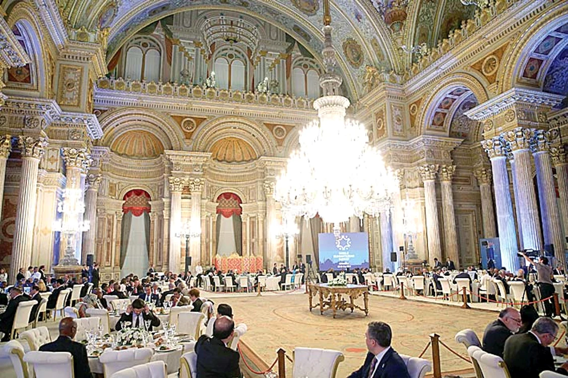 Sala de recepţie seamănă cu o catedrală