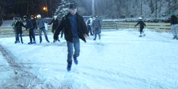 Ninsoarea de ieri i-a adus pe piteşteni la patinoarul din Trivale 