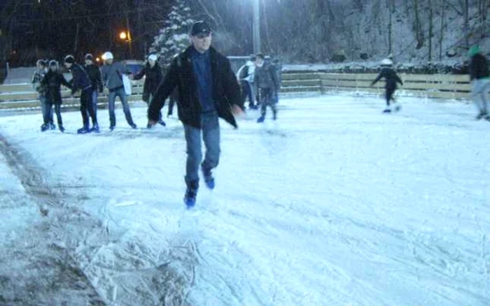 Ninsoarea de ieri i-a adus pe piteşteni la patinoarul din Trivale