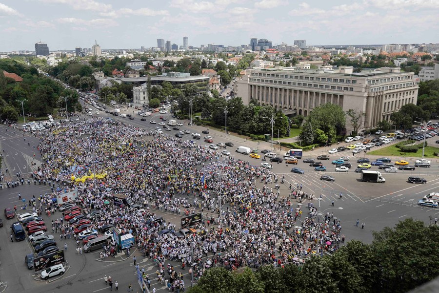 Protest în fața Guvernului. Pensionarii cu dizabilități își cer pensiile înapoi: „Ni se amputează un drept!”
