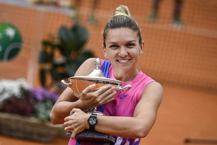 Simona Halep cu trofeul de la Roma în braţe