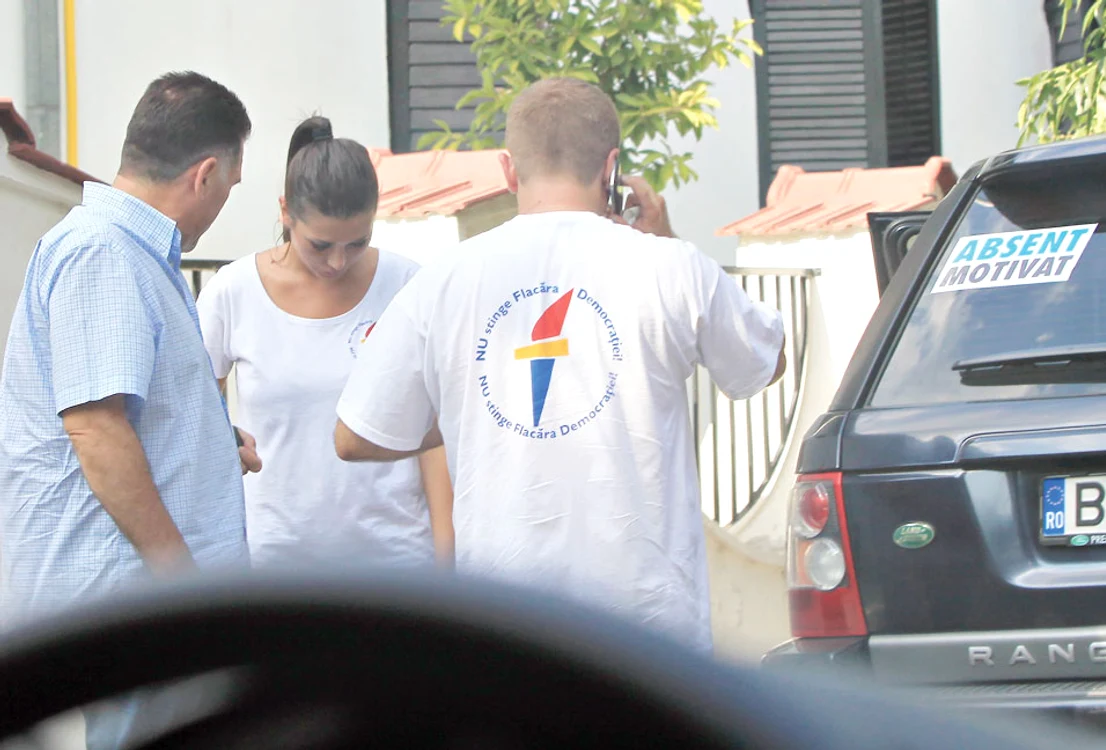 Elena Băsescu şi-a pus un  sticker pe Range Rover