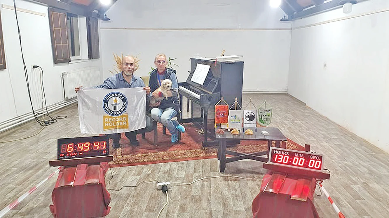 Soţia şi căţeluşul au fost lângă el  tot timpul cât a cântat: 130 de ore