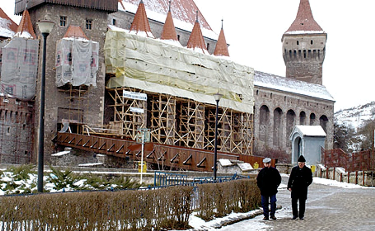 Castelul este în reabilitare de mai mulţi ani