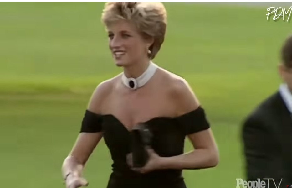 „Rochia răzbunării” purtată de prinţesa Diana după ce Charles şi-a mărturisit infidelitatea va fi scoasă la licitație. Suma uriașă la care ar putea fi vândută