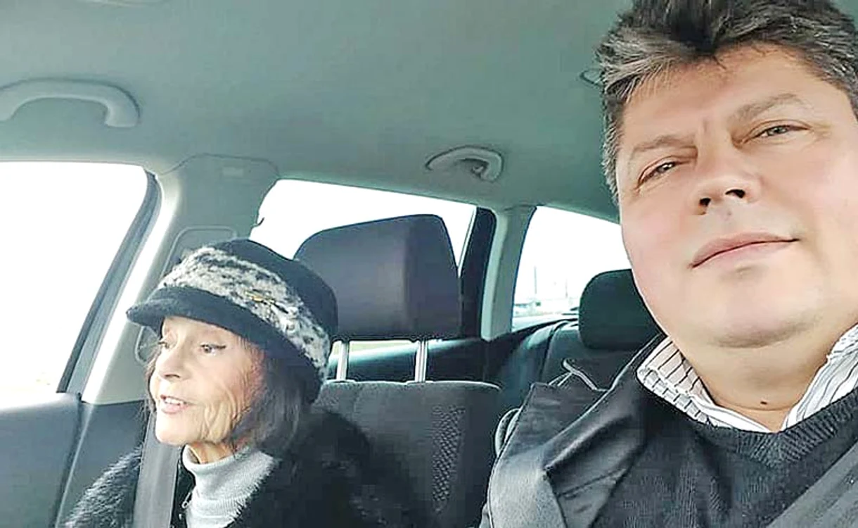 
    A ajuns la  spectacol cu mașina  unui prieten  