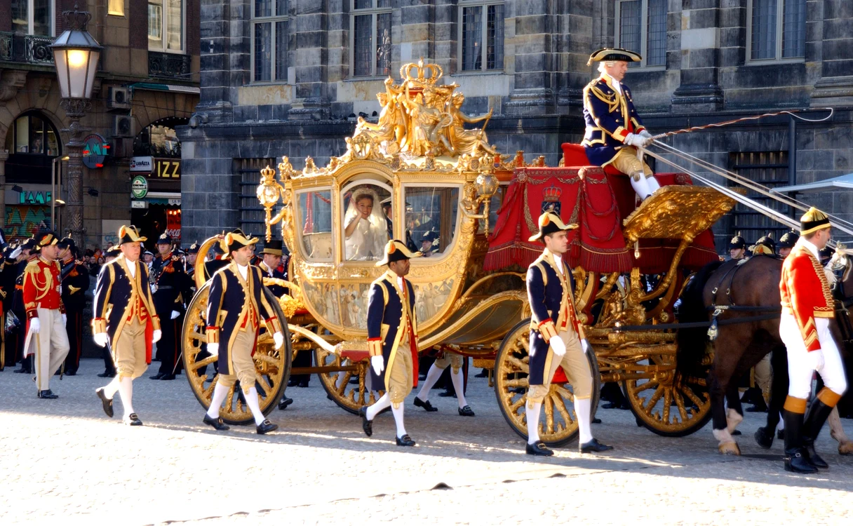 Regina Maxima în rochie de mireasă Valentino la nunta ei cu Willem Alexander în 2002 GettyImages 856185 jpg