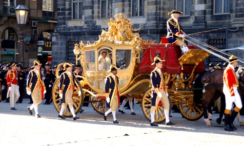 Regina Maxima în rochie de mireasă Valentino la nunta ei cu Willem Alexander în 2002 GettyImages 856185 jpg