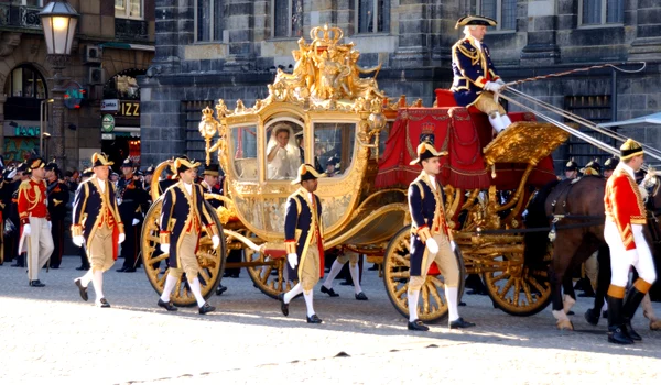 Regina Maxima în rochie de mireasă Valentino la nunta ei cu Willem Alexander în 2002   GettyImages 856185 jpg