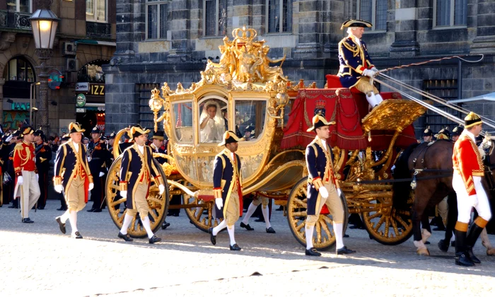 Regina Maxima în rochie de mireasă Valentino la nunta ei cu Willem Alexander în 2002   GettyImages 856185 jpg