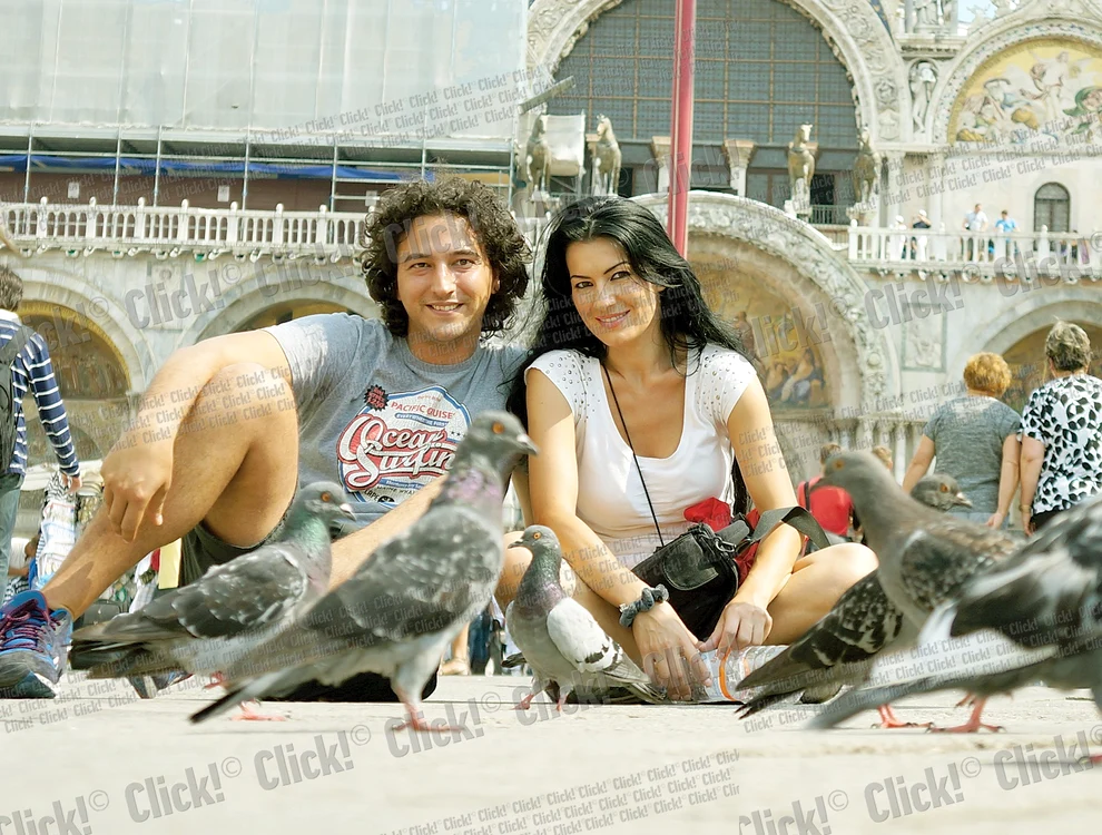 
    Silvia şi Mihai,  printre porumbei,  în Piaţa San Marco  din Veneţia  