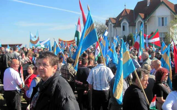 Mii de maghiari din România şi Ungaria au participat la protestul din Covasna, cerând autonomia Ţinutului Secuiesc. FOTO: Ramona Găină