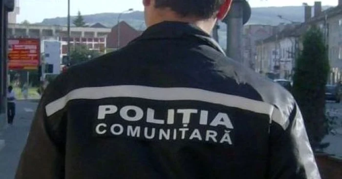 Poliţiştii locali îi caută pe oamenii străzii. Foto: Arhivă