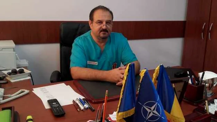 Medic militar care face voluntariat la sate în cadrul campaniei