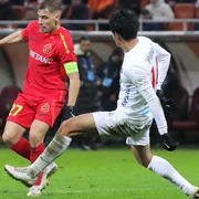 SITE Darius Olaru (rosu), marcatorul unei „duble” in meciul FCSB Hermannstadt (Sportpictures) jpg