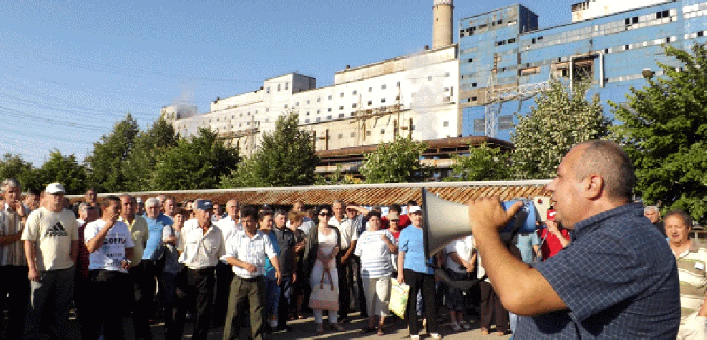Angajaţii în curtea Termocentralei de la Halânga FOTO Corina Macavei